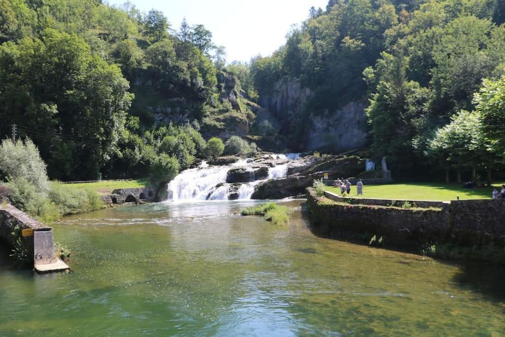 Au Coeur Du Jura, Logement Au Calme 尚帕尼奥勒 外观 照片